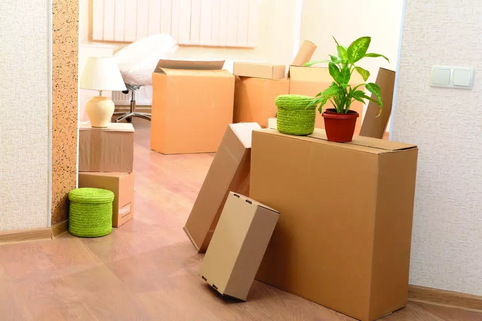 Empty room with stack of cartons for moving / Pièce vide avec une pile de cartons pour le déménagement