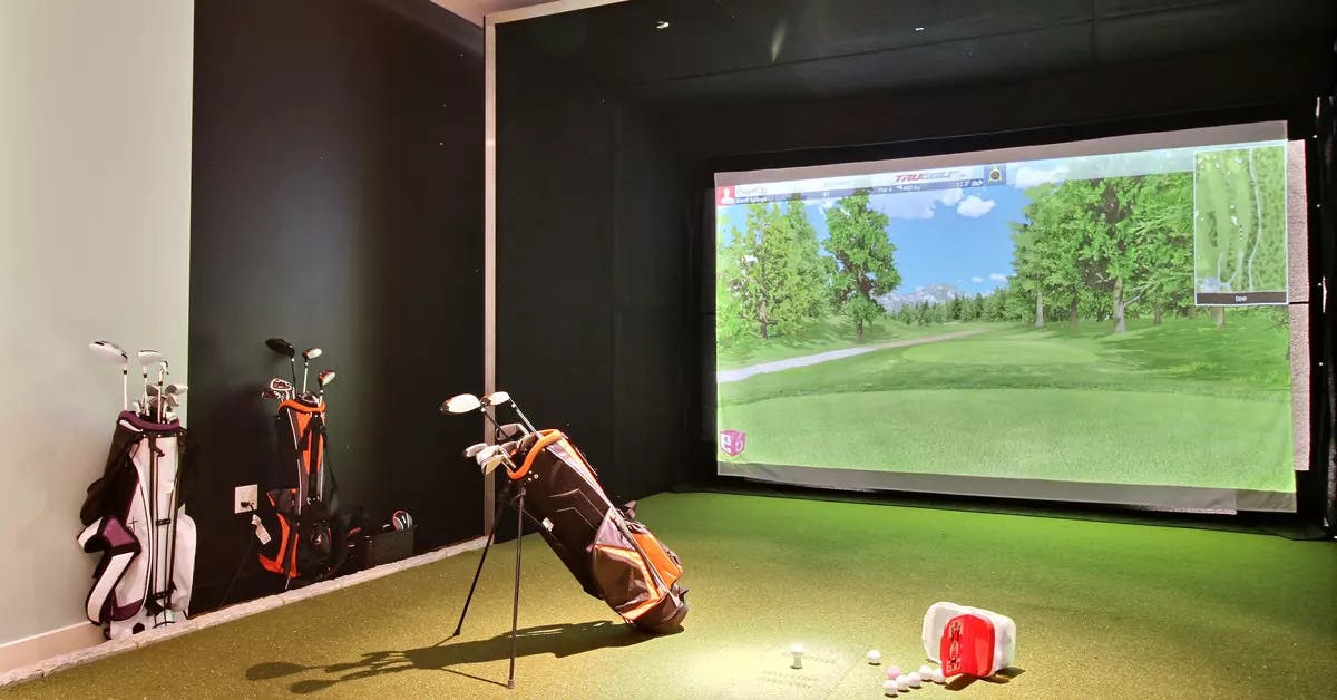 Simulateur de golf Chartwell Le Montcalm résidences pour retraités retirement residence Interior golf training room