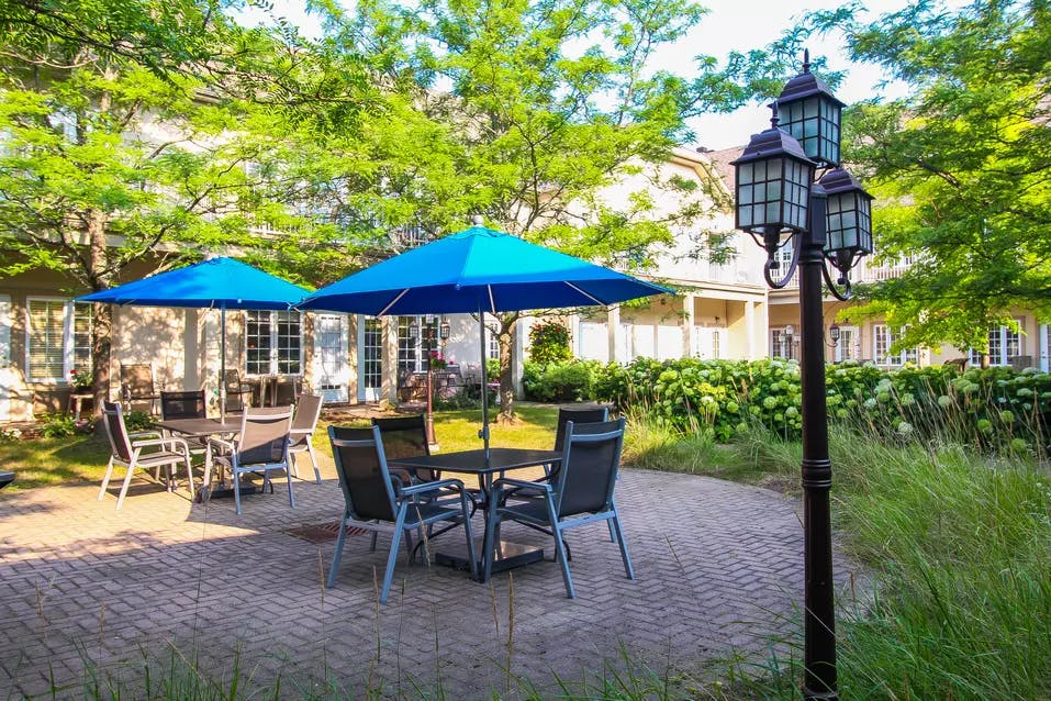 outdoor patio at chartwell stonehaven retirement residence