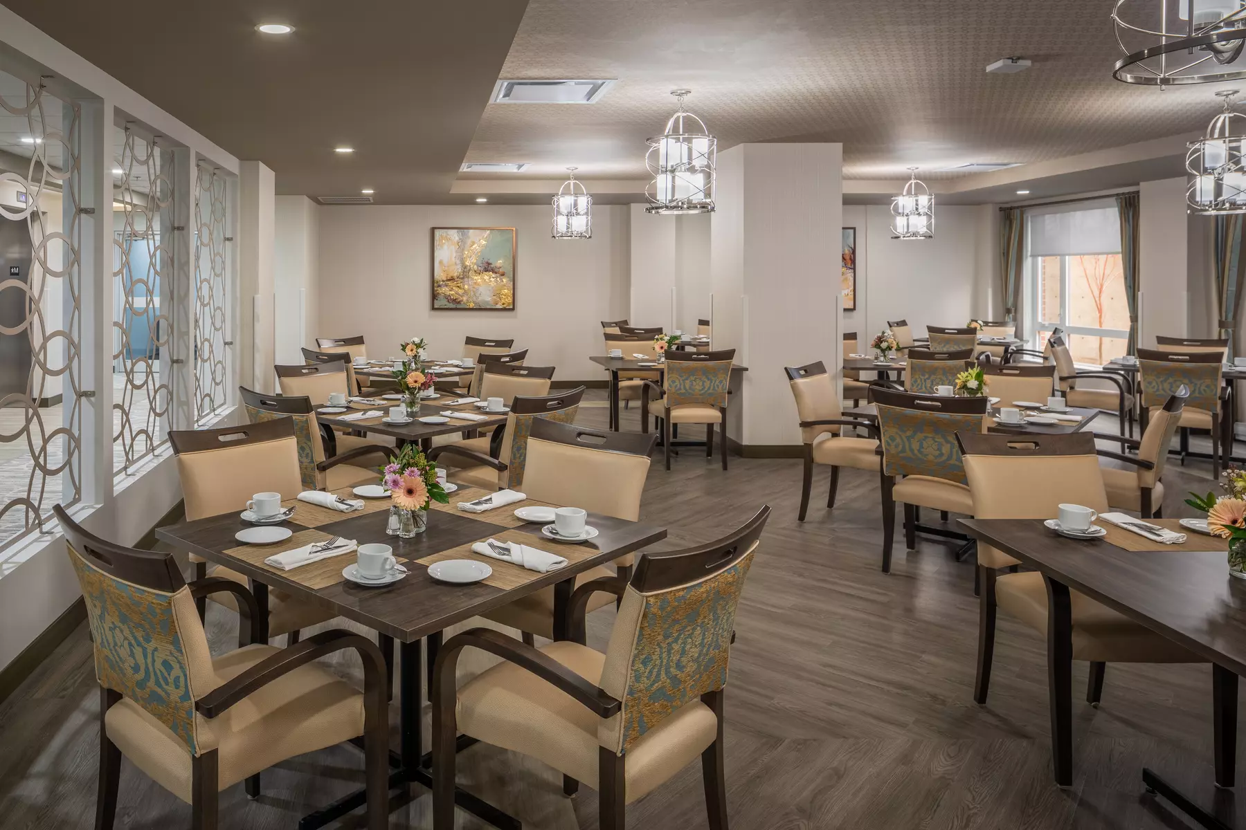 beautiful dining room at chartwell carlton retirement residence