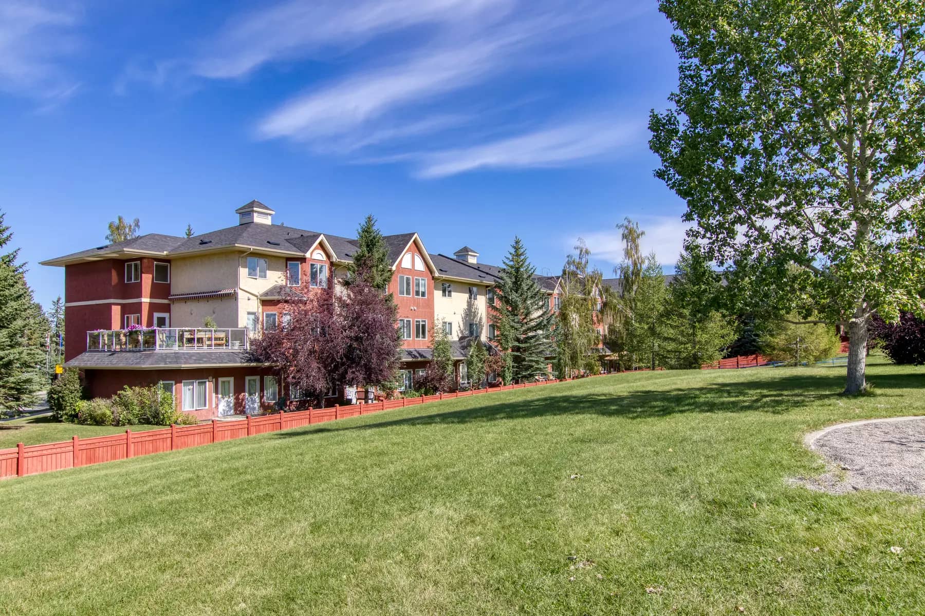 exterior picture with beautiful lawn at chartwell royal park retirement residence