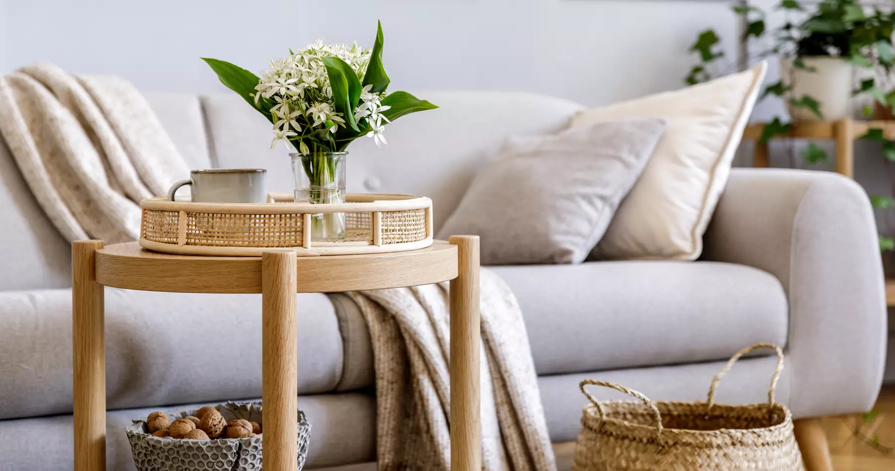 white couch with bamboo side table. canapé blanc avec table d'appoint en bambou