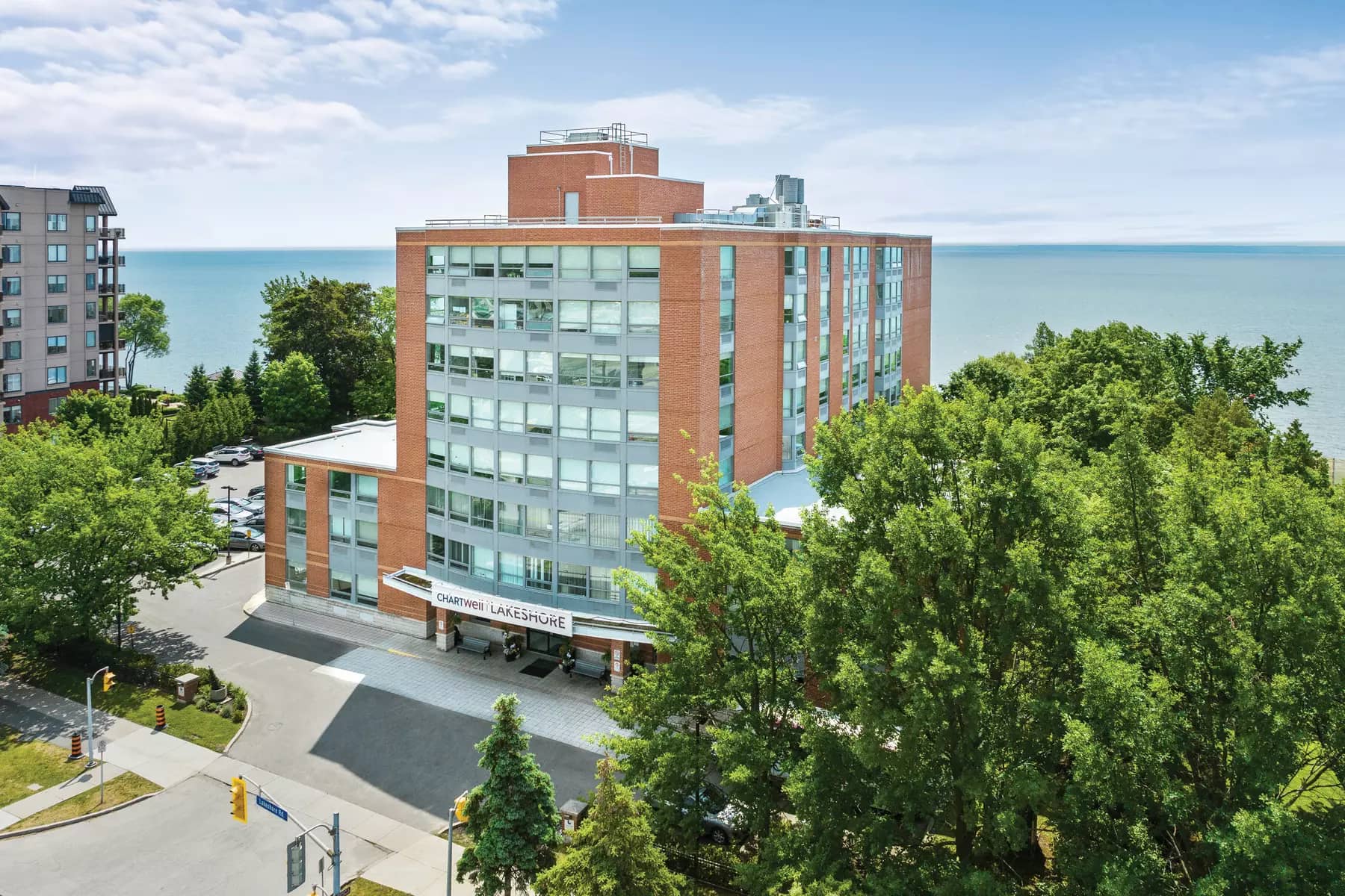 Exterior view of the main entrance of Chartwell Lakeshore