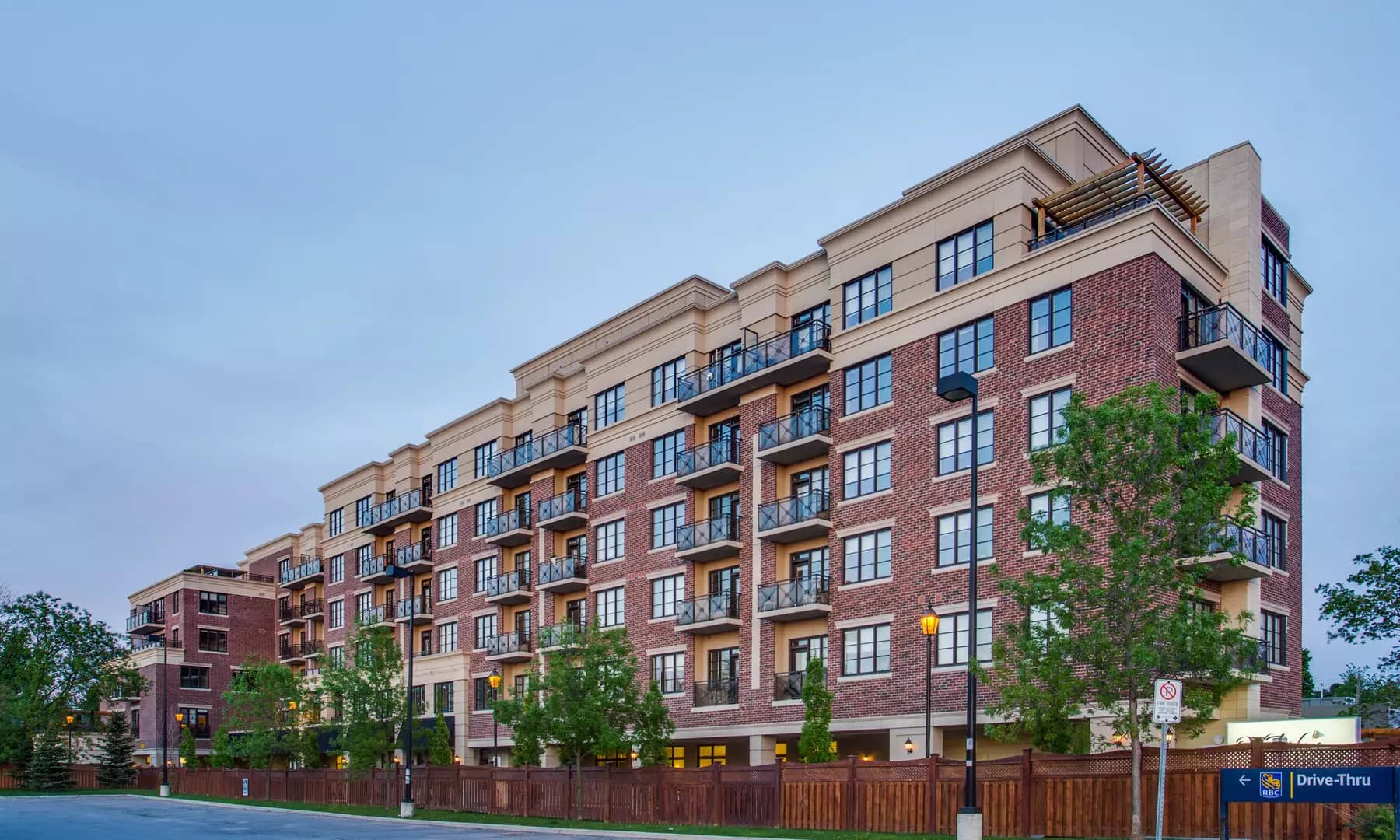 Building with landscaping at Chartwell Oak Ridges Retirement Residence.