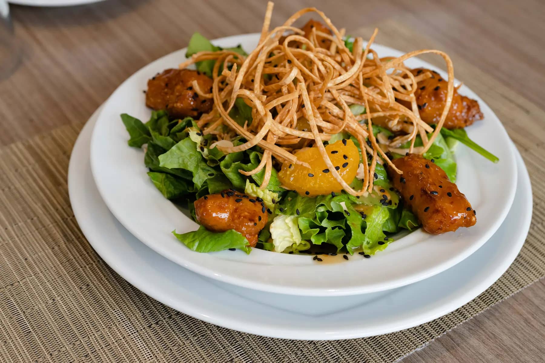 Salad with tangerine, black sesame and fried noodles / Salade de mandarines, sésame noir et nouilles sautées
