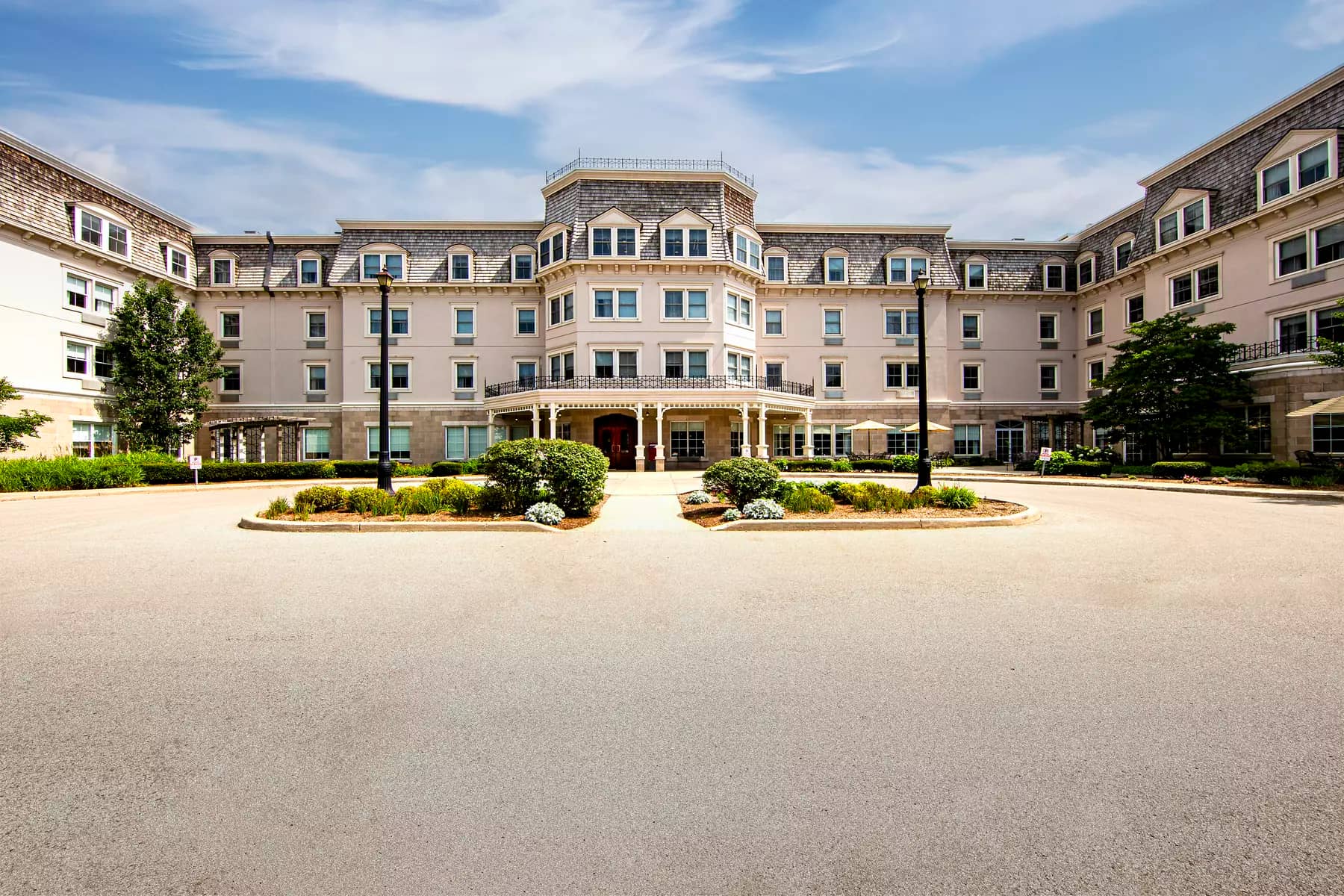 Front entrance area at Chartwell Wellington Park / Entrée principale du parc Chartwell Wellington