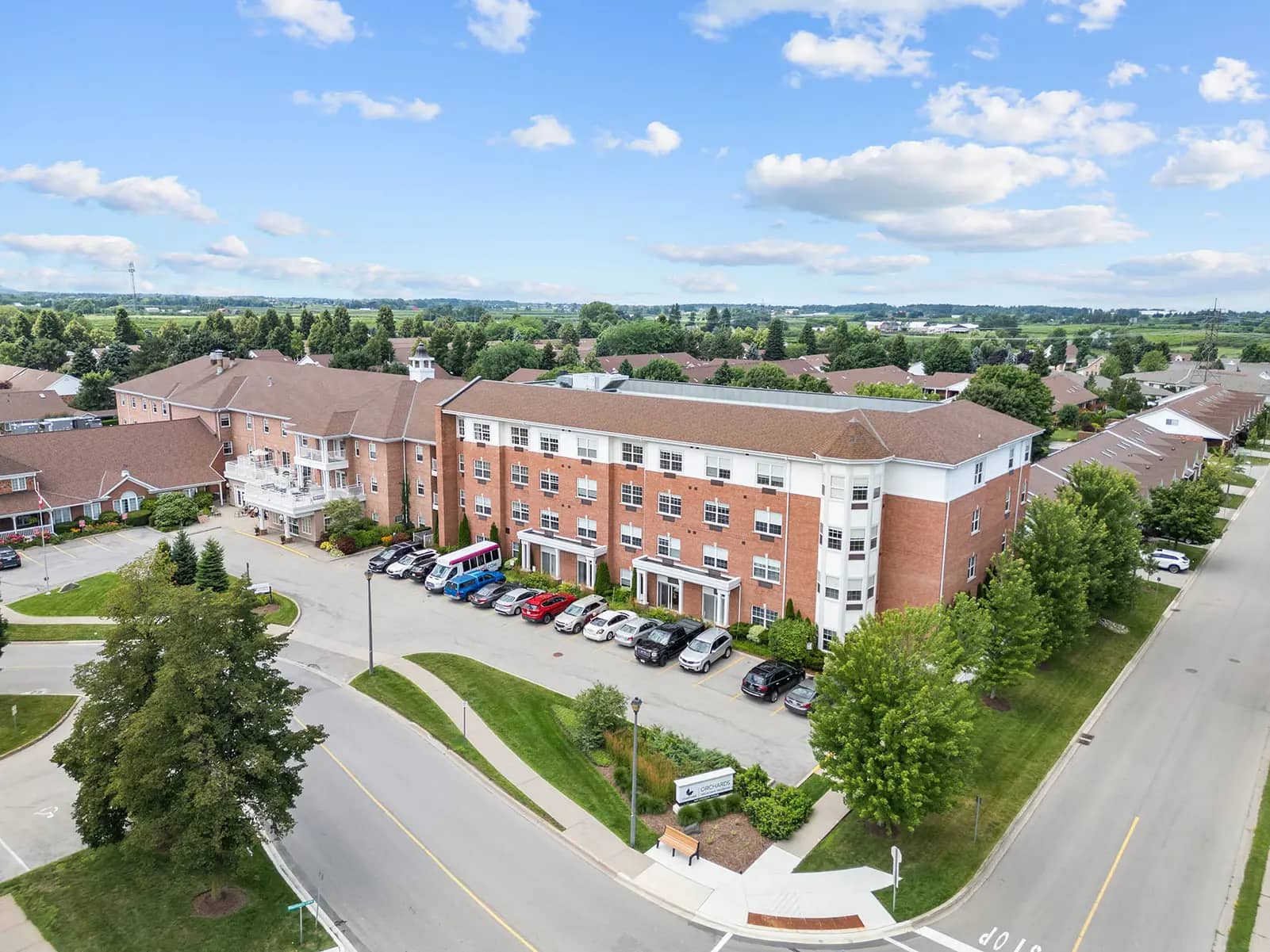 Drone shot of exterior view of Chartwell Orchards / Vue extérieure de Chartwell Orchards prise par un drone