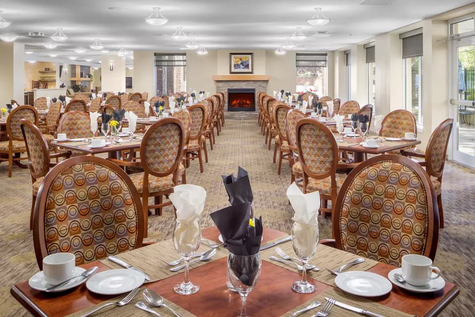 Open dining room at Chartwell Cedarbrooke Retirement Residence