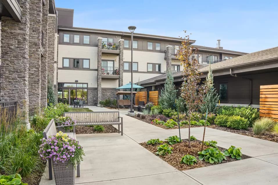 beautiful courtyard with gardens at chartwell wescott retirement residence