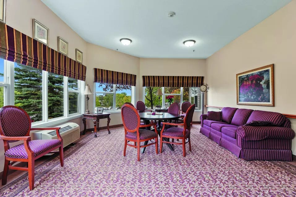 A spacious common area of Chartwell Southwind Retirement Residence 