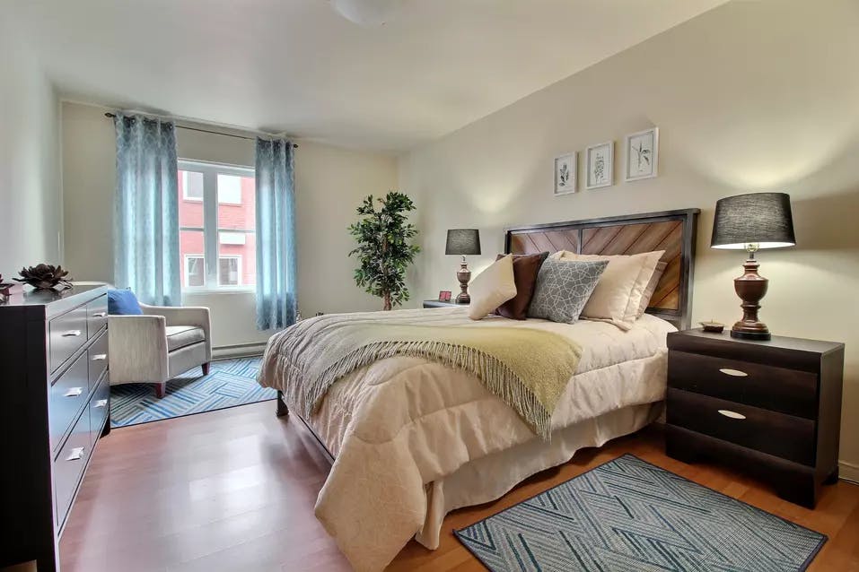Grande chambre dans appartement modèle Chartwell Oasis St-Jean résidence pour retraités
