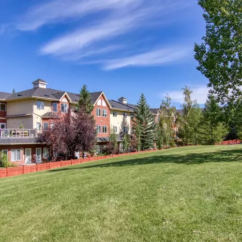 exterior picture with beautiful lawn at chartwell royal park retirement residence