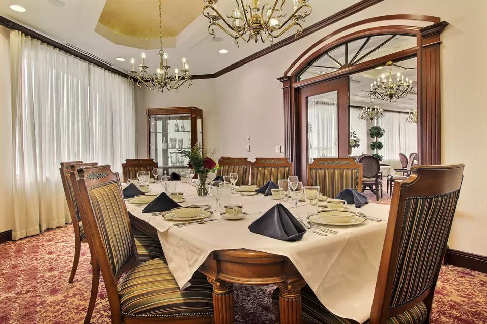 private dining room at chartwell duke of devonshire retirement residence