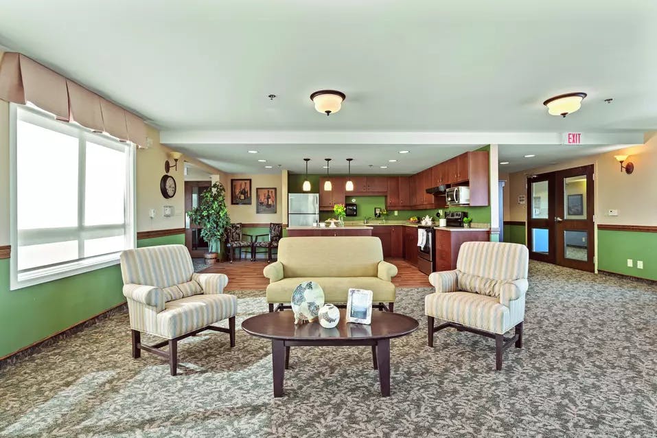 A spacious common area of Chartwell Isabella Retirement Residence 