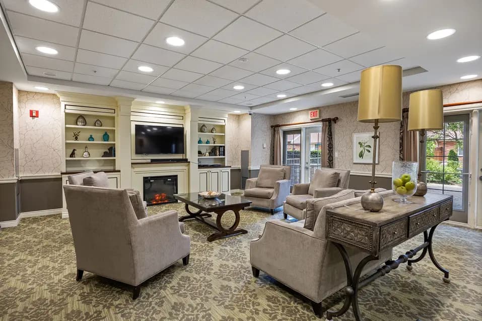 Common sitting area with television and fireplace at Chartwell Orchards / Salon commun avec télévision et cheminée chez Chartwell Orchards