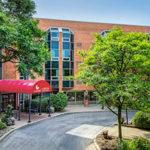 Drone view of the entrance area at Chartwell Gibson / Vue par drone de l'entrée de Chartwell Gibson