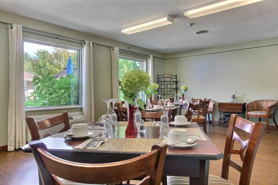 bistro with natural light at chartwell hartford retirement residence