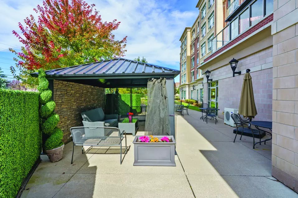 outdoor patio at chartwell wynfield retirement residence