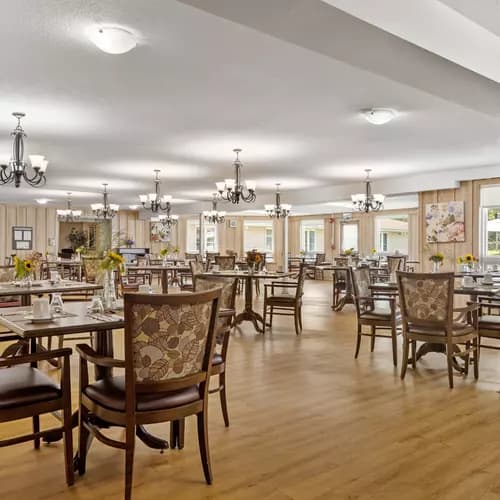 Overview of a dining room at Chartwell Pinewood / Vue d'ensemble d'une salle à manger à Chartwell Pinewood