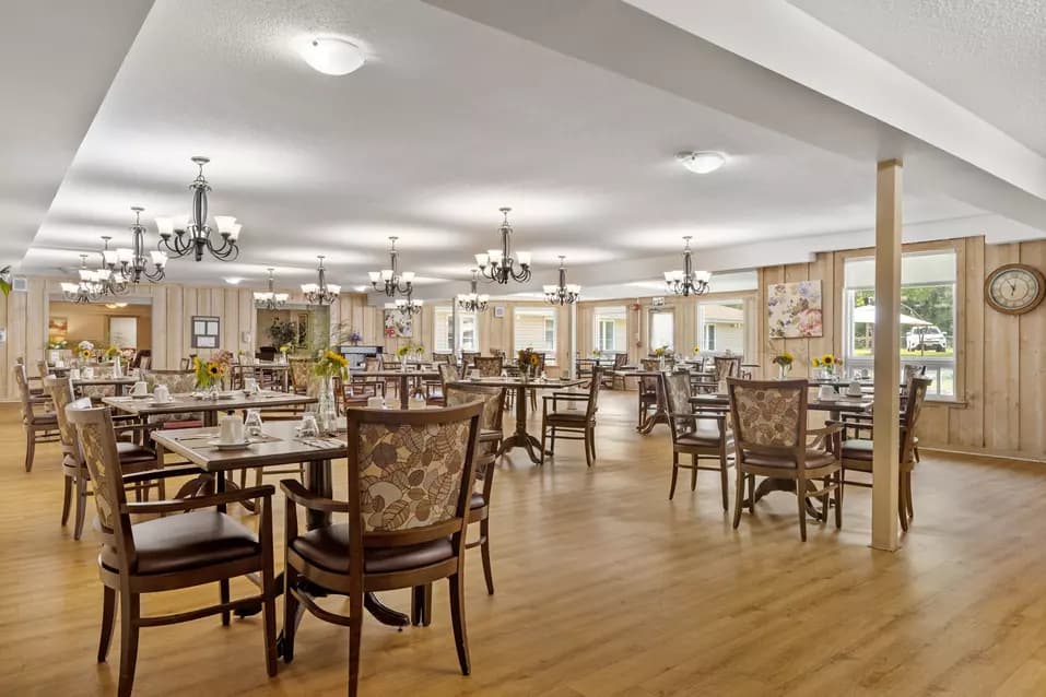 Overview of a dining room at Chartwell Pinewood / Vue d'ensemble d'une salle à manger à Chartwell Pinewood