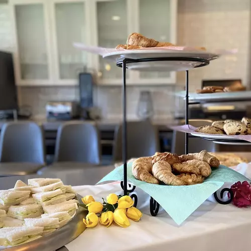 A variety of pasties and fruits. Une variété de pâtisseries et de fruits. 