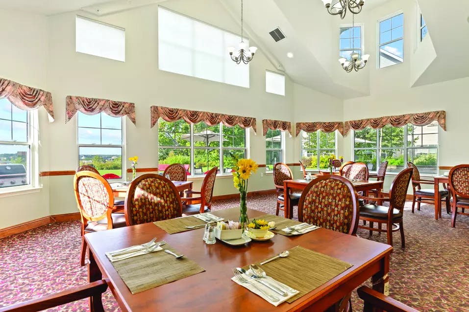 dining room at chartwell collegiate heights retirement residence