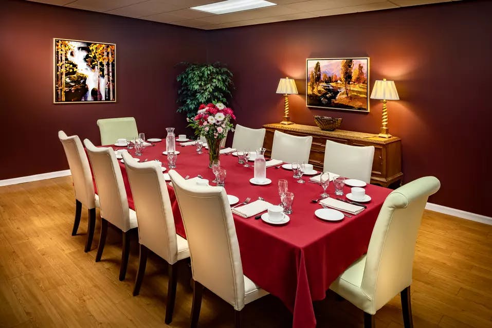Private dining room at chartwell lynnwood house retirement residence