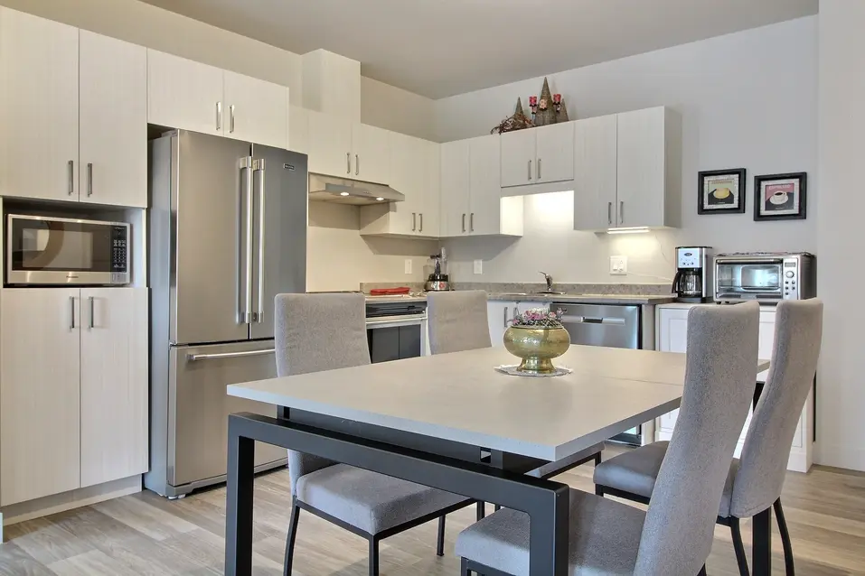 Cuisine intérieure avec appareils électroménagers chez Chartwell Shawinigan / In suite kitchen with appliances at Chartwell Shawinigan