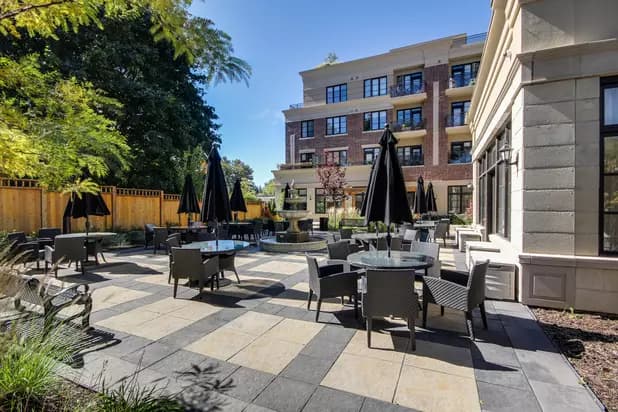 Outdoor patio with parasol tables / Terrasse extérieure avec tables parasols
