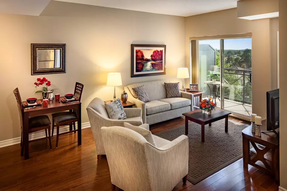 A suite living room of Chartwell Royalcliffe Retirement Residence 
