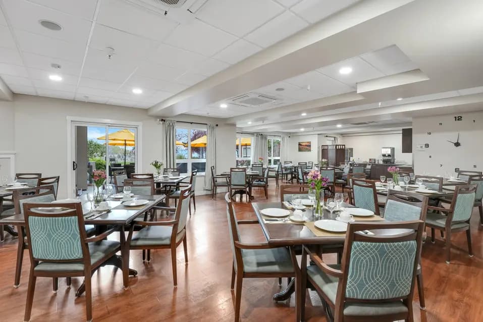Dining room at Chartwell Ridgepointe / Salle à manger à Chartwell Ridgepointe