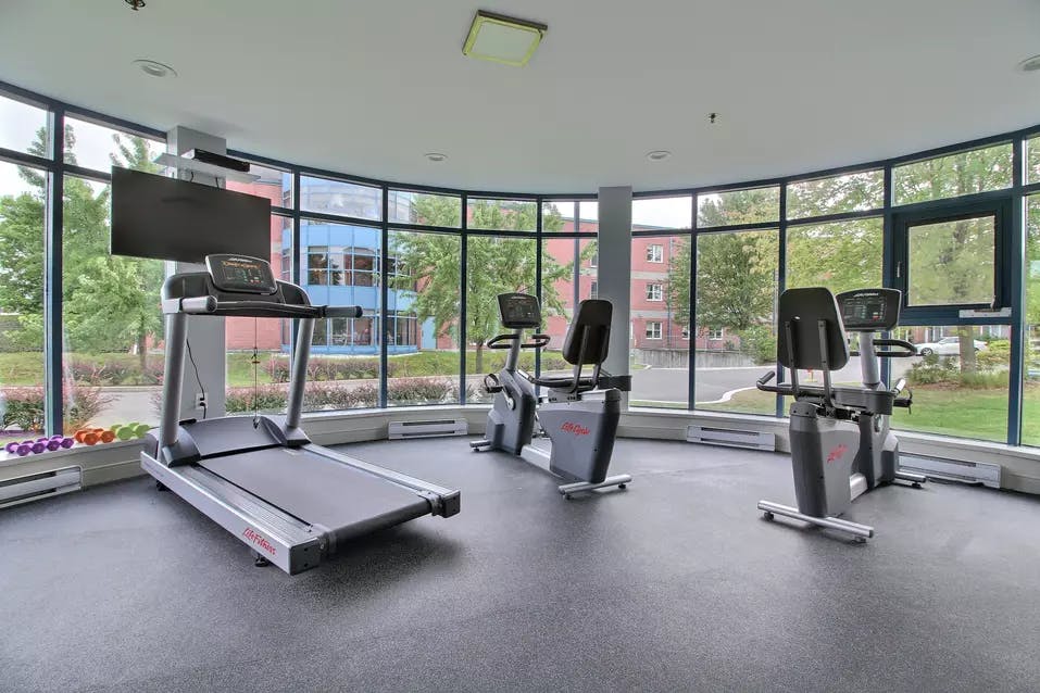 Salle de conditionnement physique gym dans verrière Chartwell Oasis St-Jean résidence pour retraités