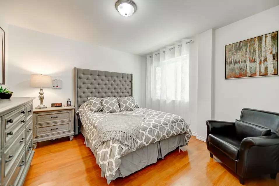 Chambre à coucher dans appartement modèle Chartwell Jardins Laviolette résidence pour retraités