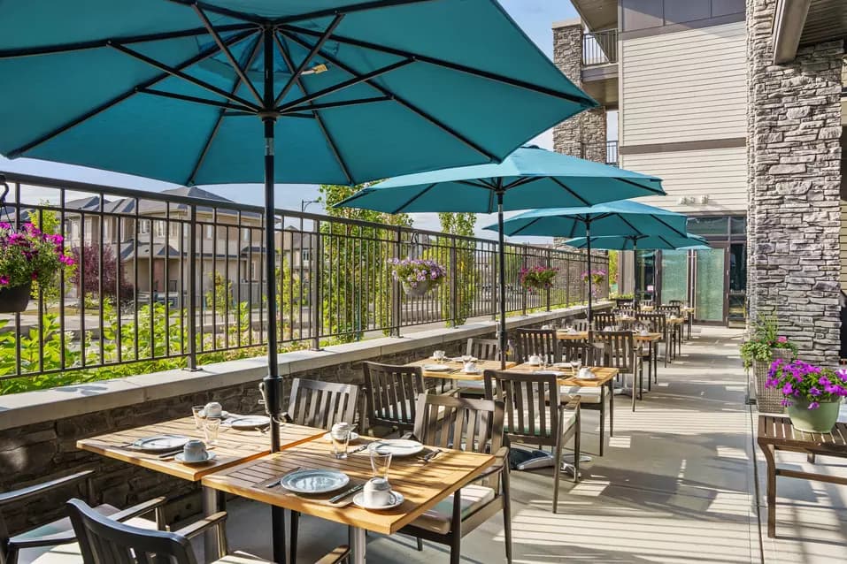 beautiful outdoor dining area at chartwell wescott retirement residence