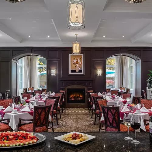 Elegant dining room at Chartwell Oak Ridges Retirement Residence.