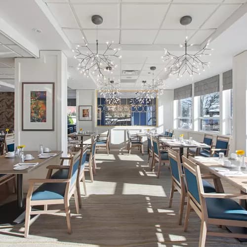 Dining room in Chartwell Lakeshore