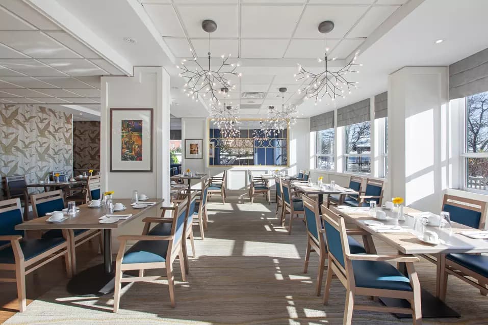 Dining room in Chartwell Lakeshore