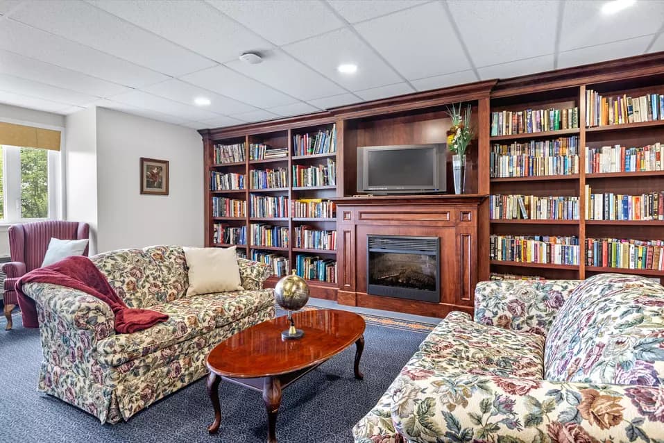 Library with a television and fireplace at Chartwell Quail Creek / Bibliothèque avec télévision et cheminée chez Chartwell Quail Creek