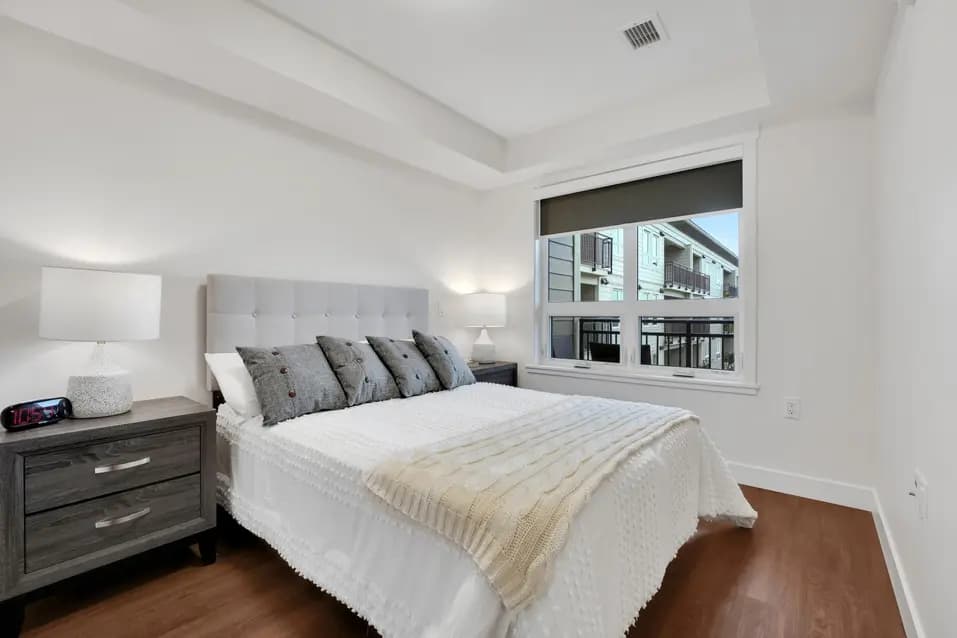 Bedroom with a window at Chartwell Ridgepointe / Chambre avec fenêtre à Chartwell Ridgepointe