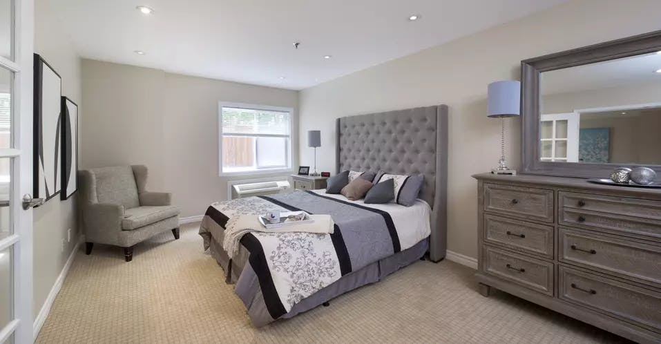 A spectacular bedroom of Chartwell Lansing Retirement Residence 
