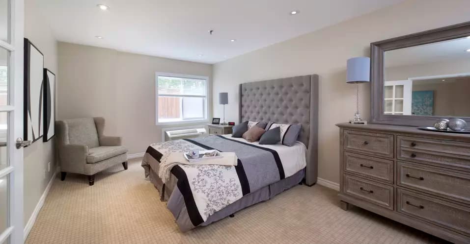 A spectacular bedroom of Chartwell Lansing Retirement Residence 