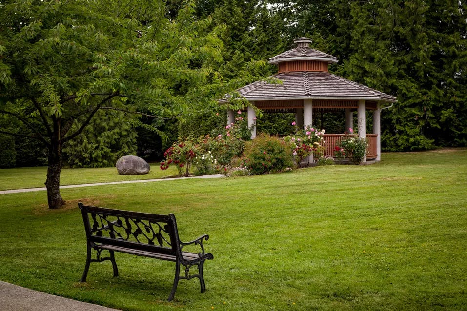 beautiful garden and gazebo at chartwell imperial place retirement residence