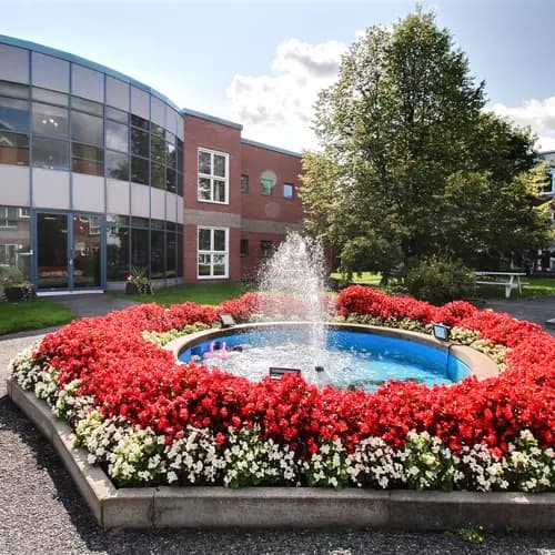 Fontaine et parterre de fleurs de l'entrée principale Chartwell Oasis St-Jean résidence pour retraités