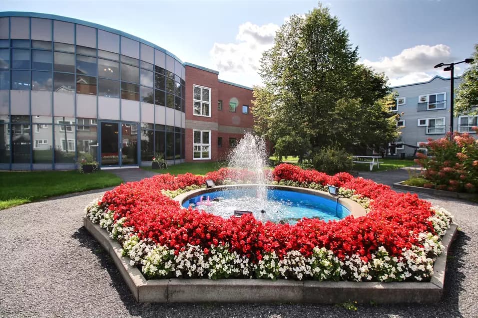 Fontaine et parterre de fleurs de l'entrée principale Chartwell Oasis St-Jean résidence pour retraités