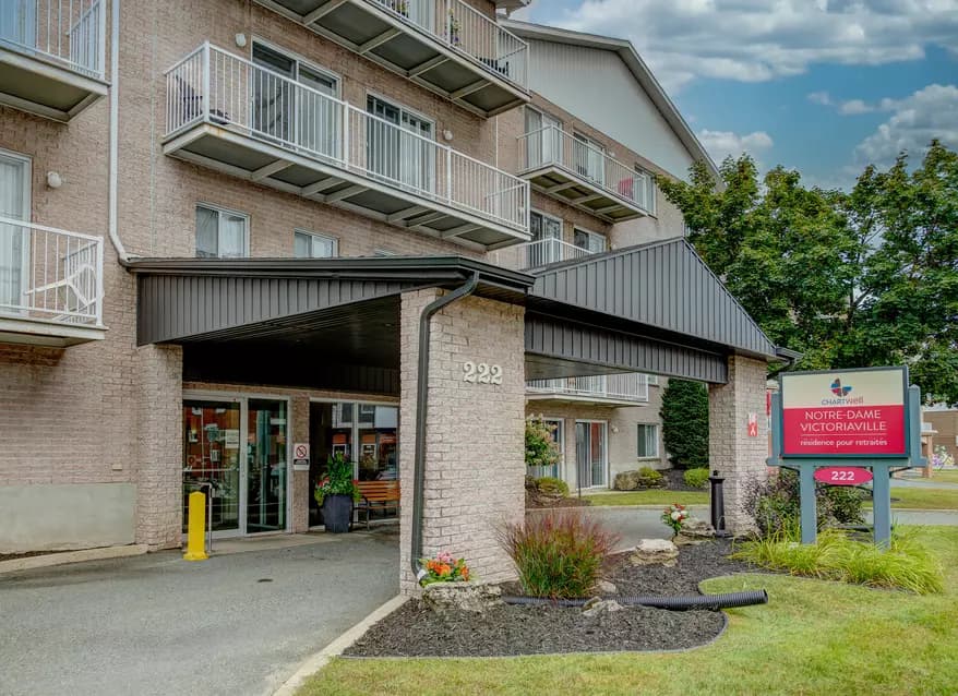 Façade et entrée principale de la résidence Chartwell Notre-Dame de Victoriaville résidence pour retraités