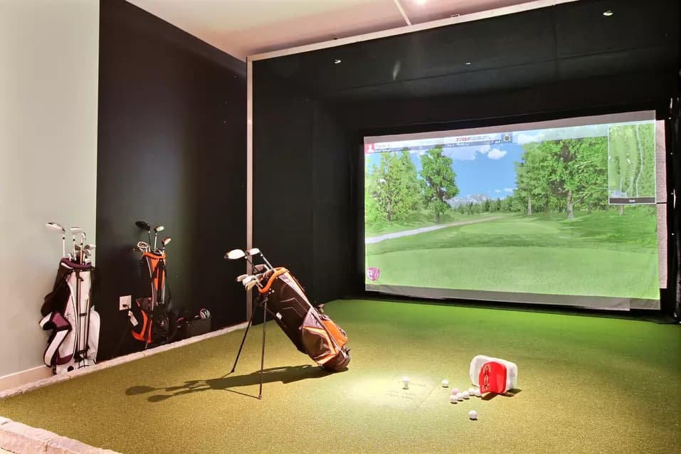 Simulateur de golf Chartwell Le Montcalm résidences pour retraités retirement residence Interior golf training room