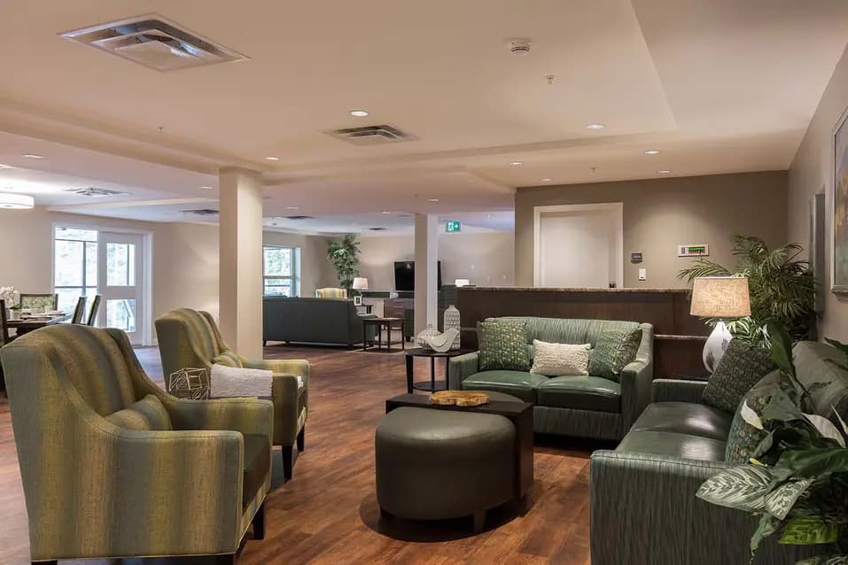 Common sitting area at Chartwell Edgewater Care Residence / Salon commun à la résidence de soins Chartwell Edgewater
