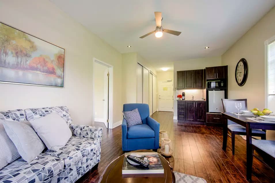 Living room and in-suite kitchenette at Chartwell Colonial / Salon et kitchenette à Chartwell Colonial