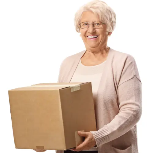 Senior woman holding a box / Femme âgée tenant une boîte