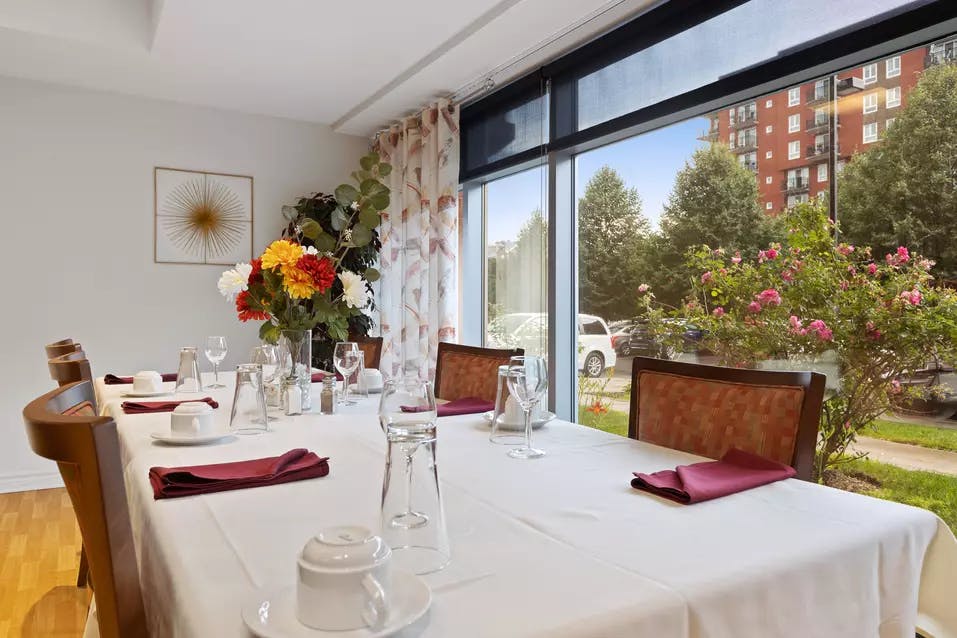 Chartwell Cité Jardin's dining room with outdoor view